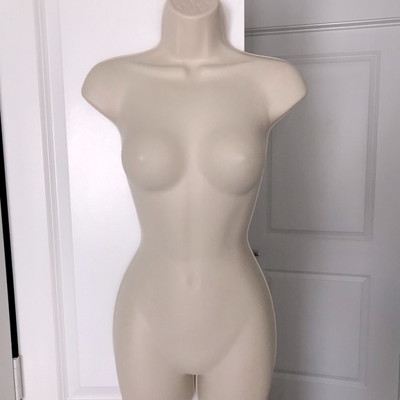 Accessories - 🌸 NWOT 🌸 FEMALE MANNEQUIN